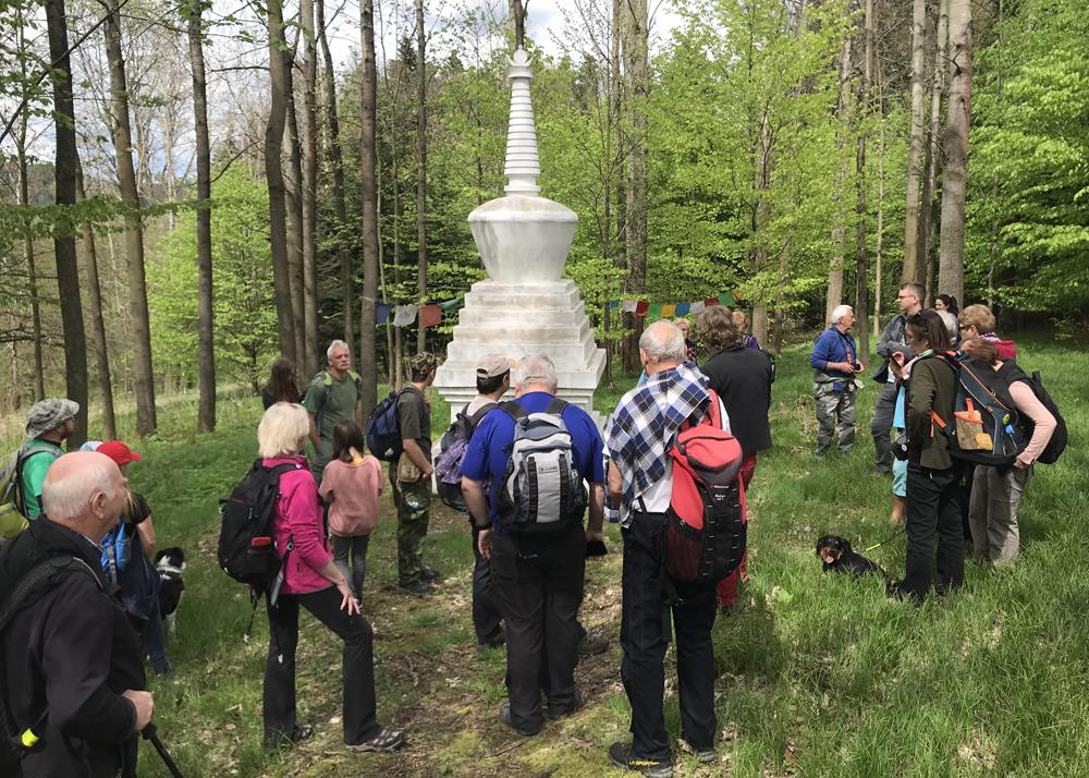 Buddhistick� stupa v Doln�ch Mikul�ovic�ch stoj� u �lut� zna�en� Asijsk� stezky.