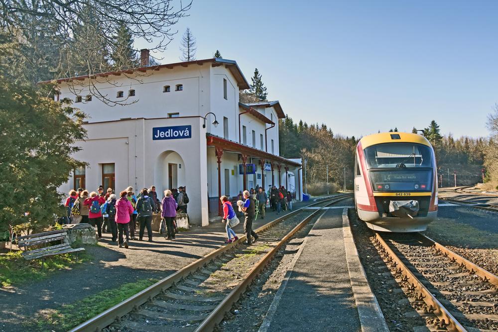 �elezni�n� stanice Jedlov�.