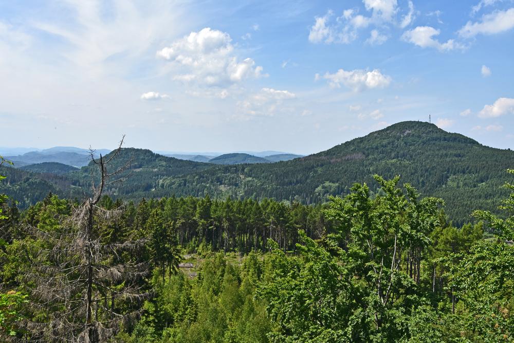 V�hled z Konop��e na Jedlovou a Mal� Sto�ec (Lu�ick� hory).