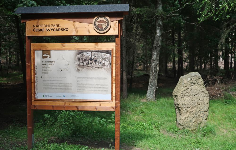 Nau�n� stezka �esk� silnice v n�rodn�m parku �esk� �v�carsko.