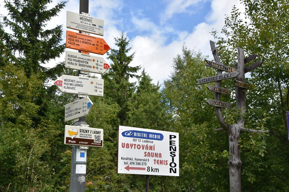 Turistick� rozcest� na �st. M�d�nec.