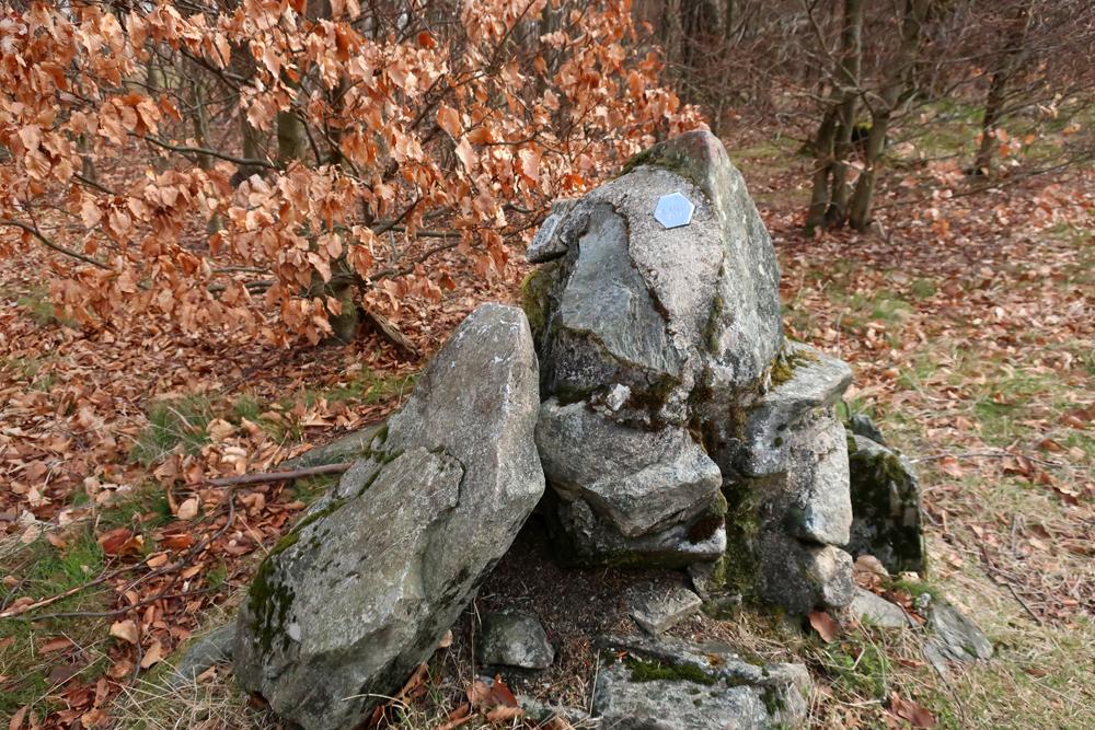 Kamenn� mohylka ne vrcholu Weberbergu v Lu�ick�ch hor�ch.