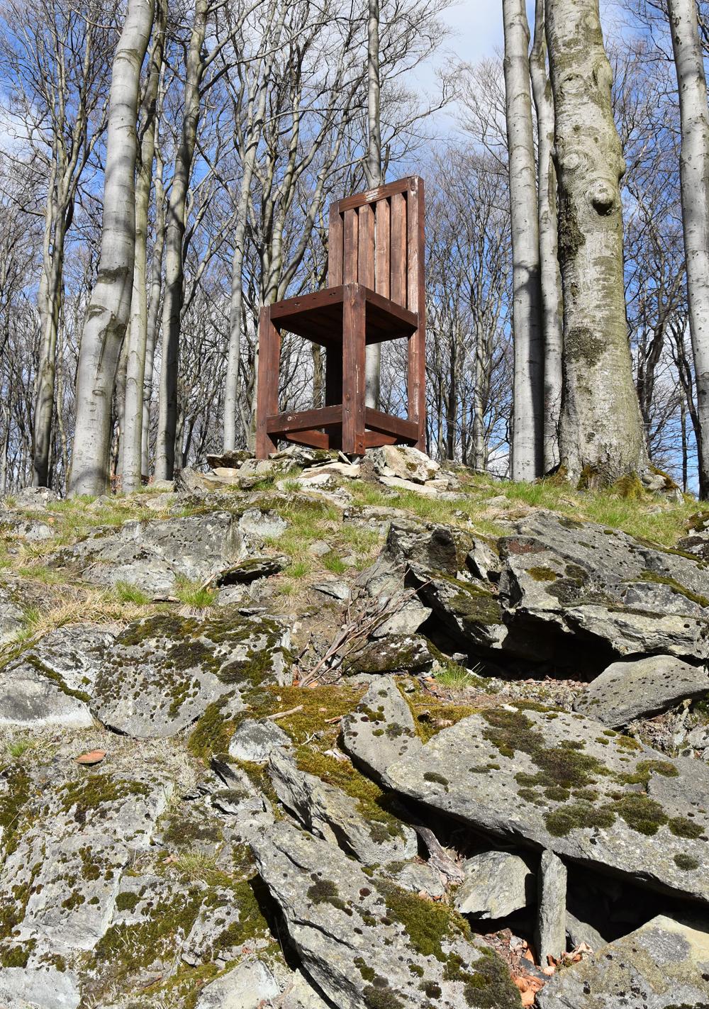 K vyhl�dkce na Roh�lu v Lu�ick�ch hor�ch nevede zna�en� turistick� trasa.