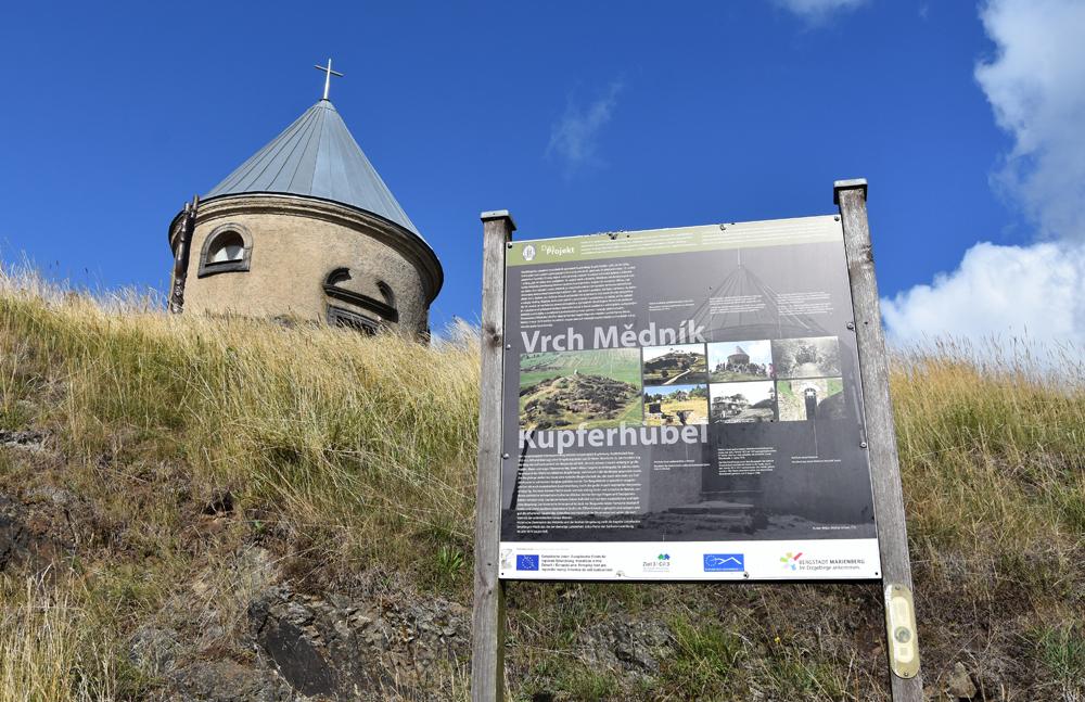 Barokn� kaple Neposkvrn�n�ho po�et� Panny Marie stoj� na vrcholu M�dn�ku od 17. stolet�.