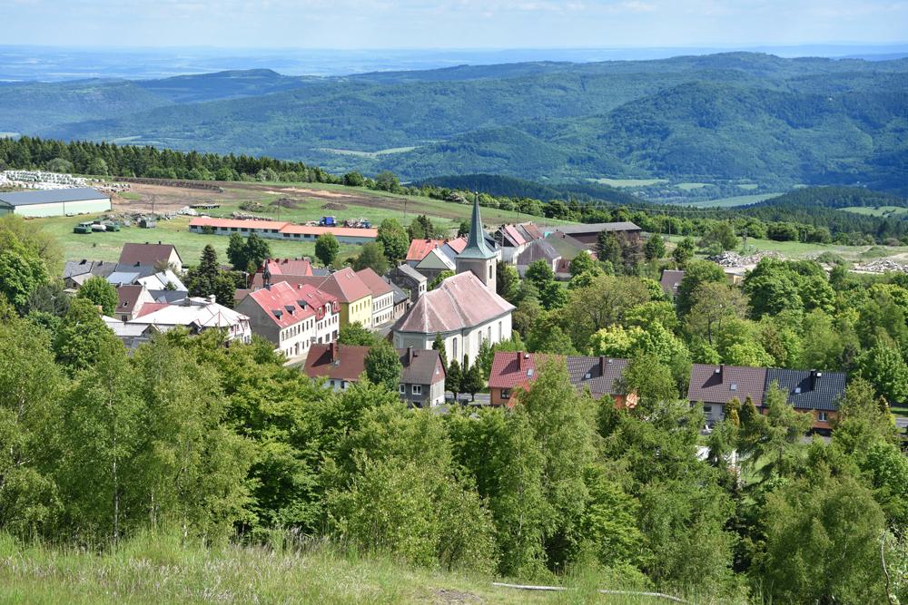 P��mo od kaple na M�dn�ku jsou skv�l� v�hledy na hornick� m�ste�ko M�d�nec.