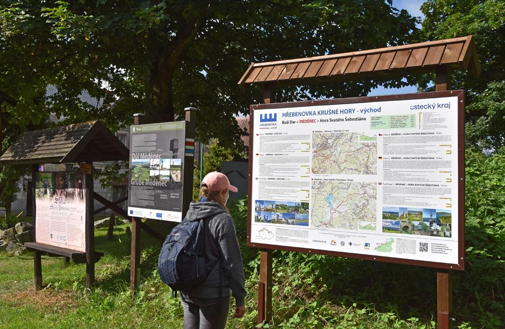 P��mo kolem vstupu do �toly Pan� Marie Pomocn� vede nov� turistick� trasa H�ebenovka.