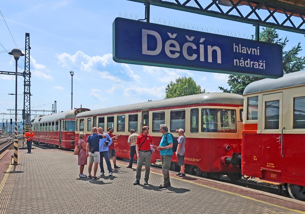 Speci�ln� historick� souprava s barov�m vozem ve stanici D���n.