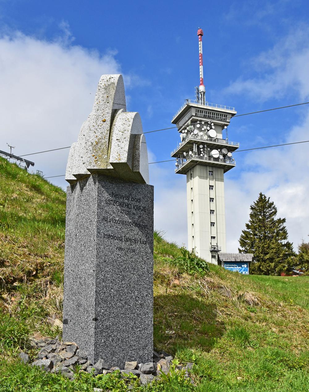 Na nejvy��� bod �steck�ho kraje upozor�uje pam�tn�k pod vrcholem Kl�novce.