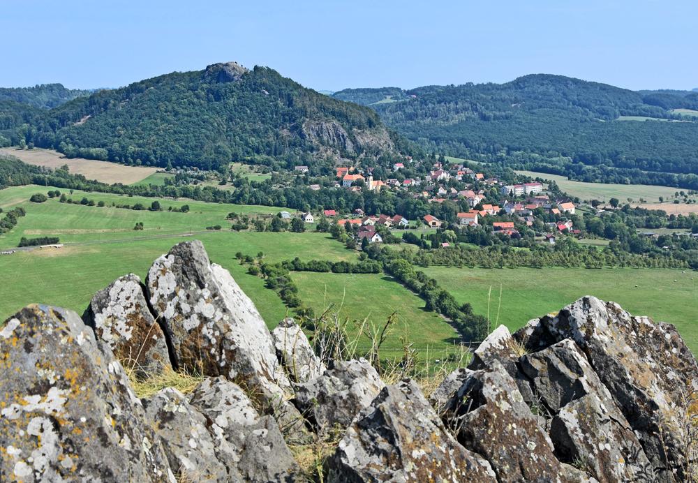 Pohled na hrad Kalich z Trojhory (�esk� st�edoho��)