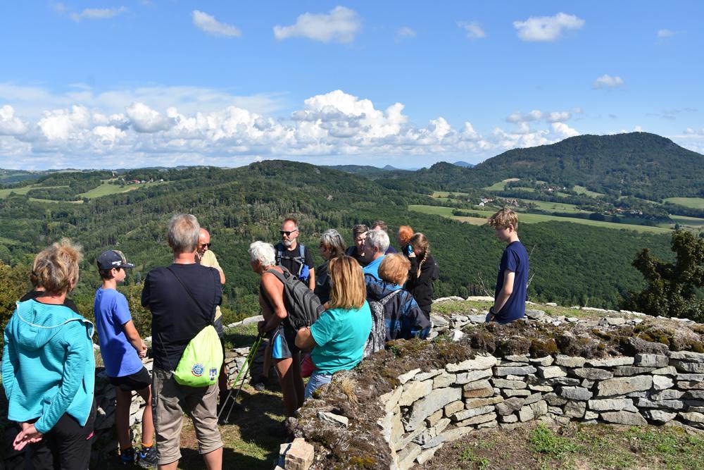 Skupina turist� na hrad� Kalichu si objednala obch�zku hradu s pr�vodcem.