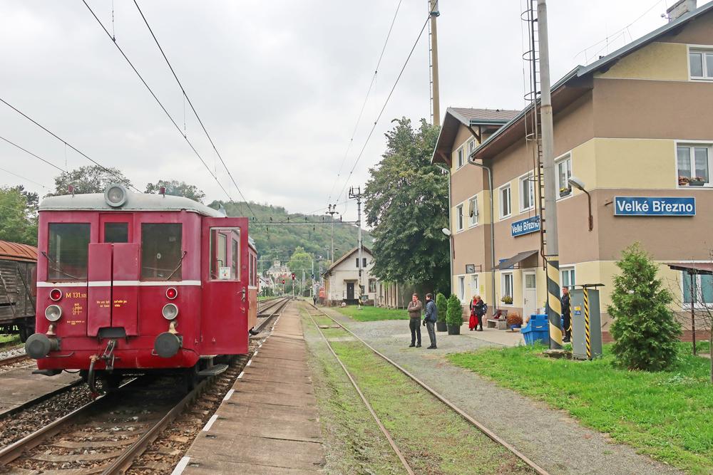 Zast�vka ve Velk�m B�ezn�.