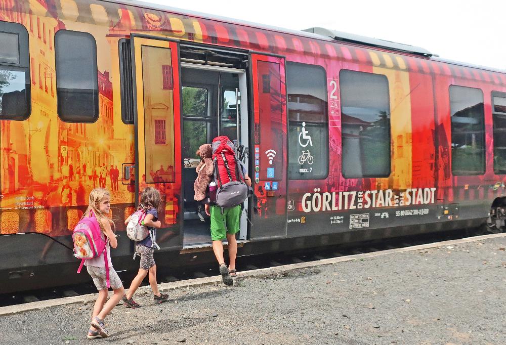 Turist nastupuj do vlaku v Rybniti.