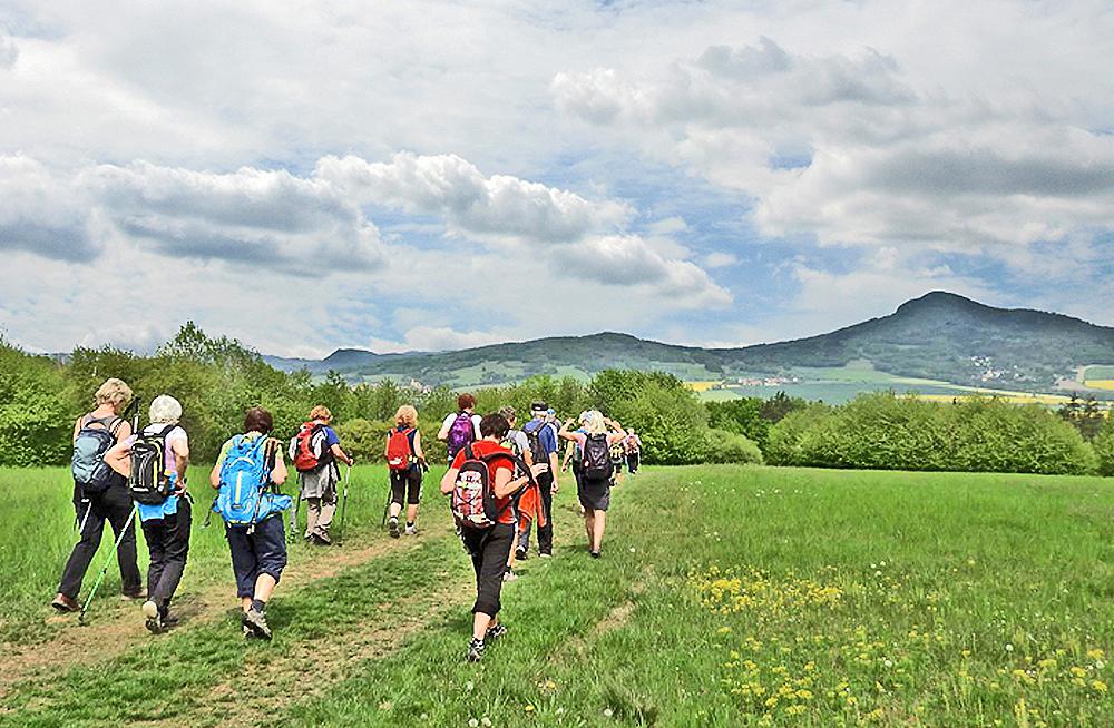 �ste�t� turist� m��� k vrchu Sedlo v �esk�m st�edoho��.