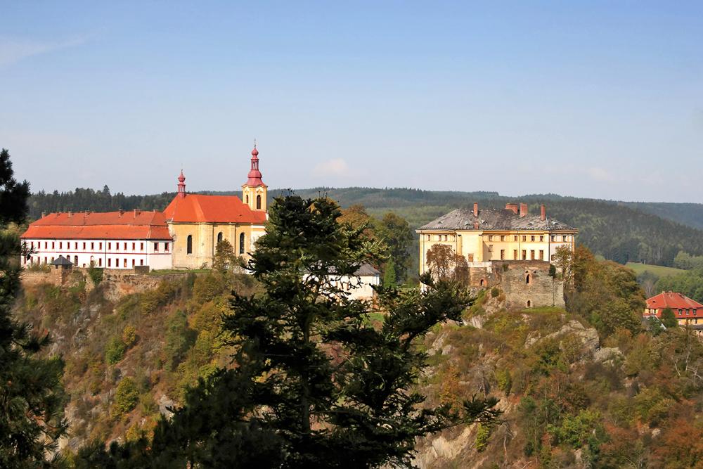Ze slavn�ho Rab�tejna nad St�elou vede do �lutic �erven� turistick� trasa dlouh� cca 15 km.