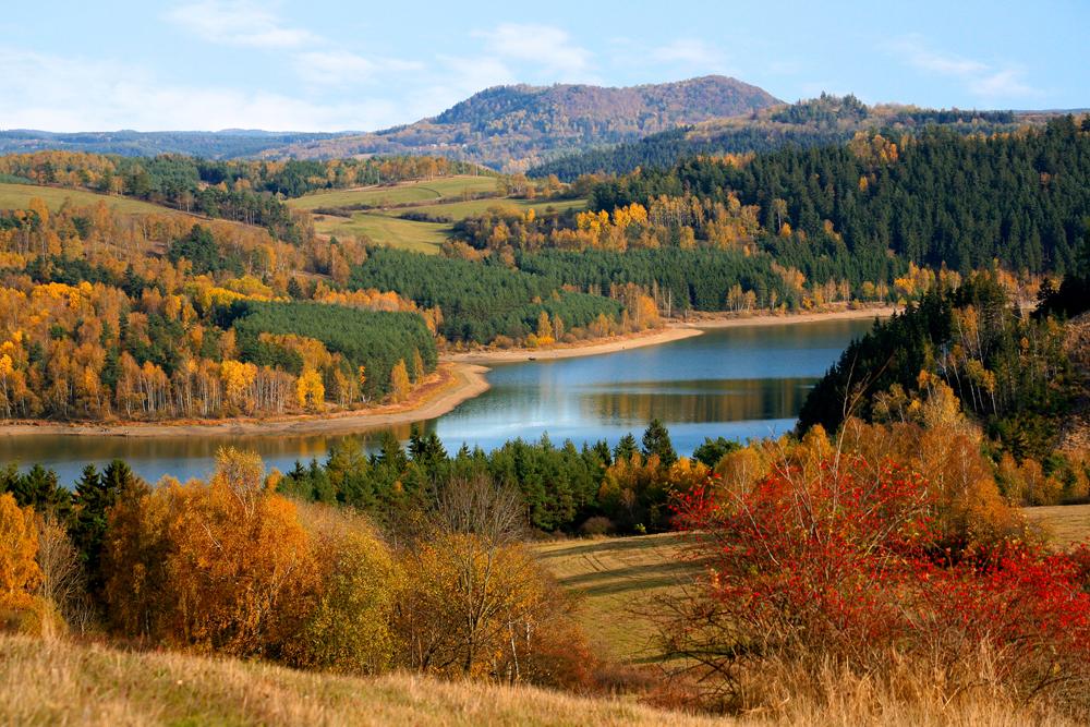 Pohled na vodn� n�dr� �lutice, kterou nap�j� ���ka St�ela, od poutn�ho kostela ve Skoc�ch.