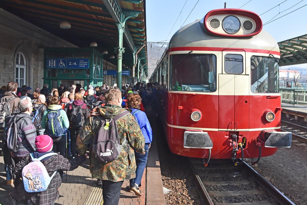 Podkru�nohorsk� motor��ek - turistick� lok�lka T11 - D���n hlavn� n�dra��