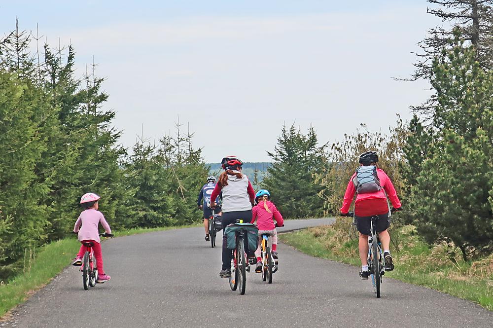 Cyklistick� v�prava s d�tmi v Kru�n�ch hor�ch.
