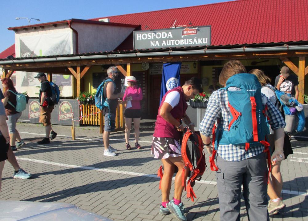 Start pochodu M�lnick� htozen je tradi�n� u restaurace �Na autobus�ku�.