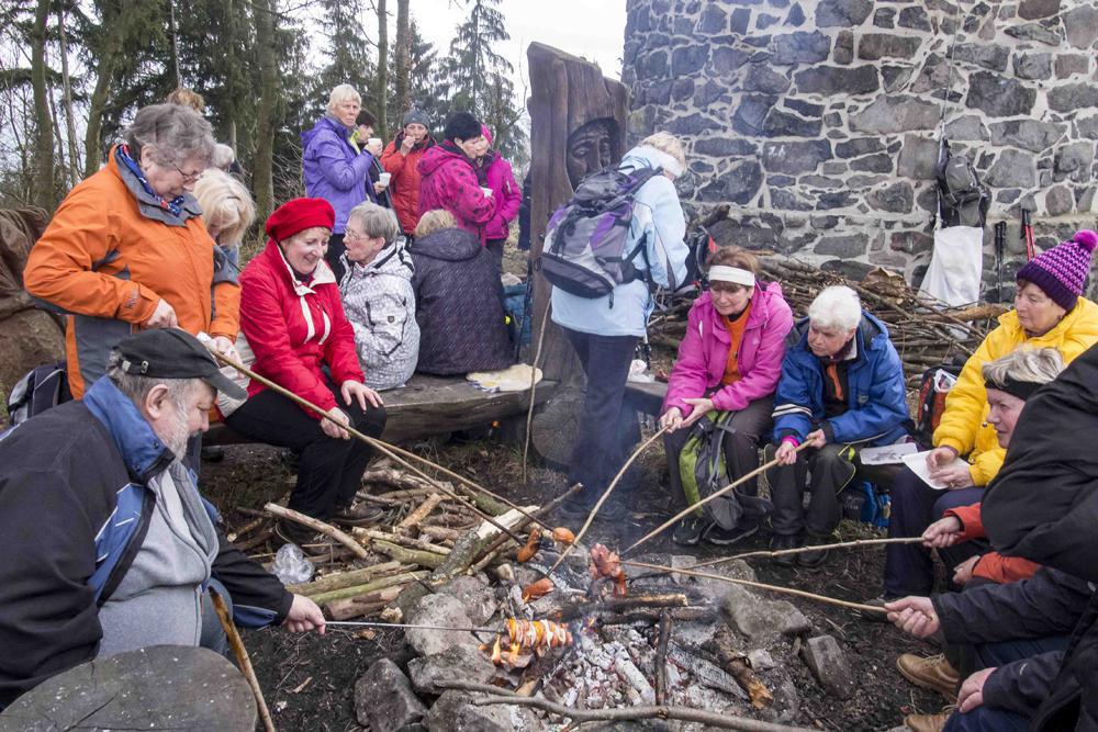 Jarn sraz turist Dnska u rozhledny na Chlumu u Dna