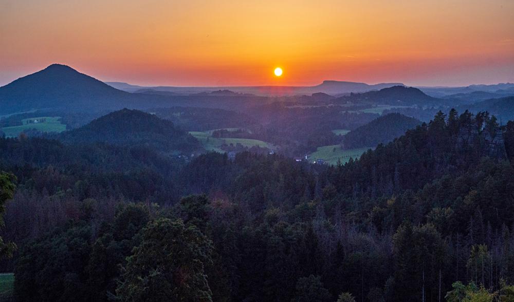 Zpad slunce nad eskosaskm vcarskem.