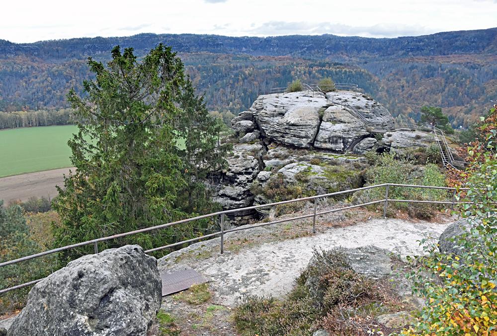 Jedna z vyhl�dek na Kaiserkrone sk�t� par�dn� v�hled na cel� skaln� m�sto nad Schmilkou.
