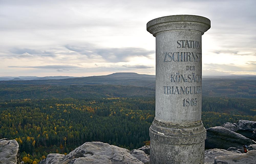 Kopie historickho triangulanho Nagelova sloupu byla na Groer Zschirnstein instalovna v roce 201