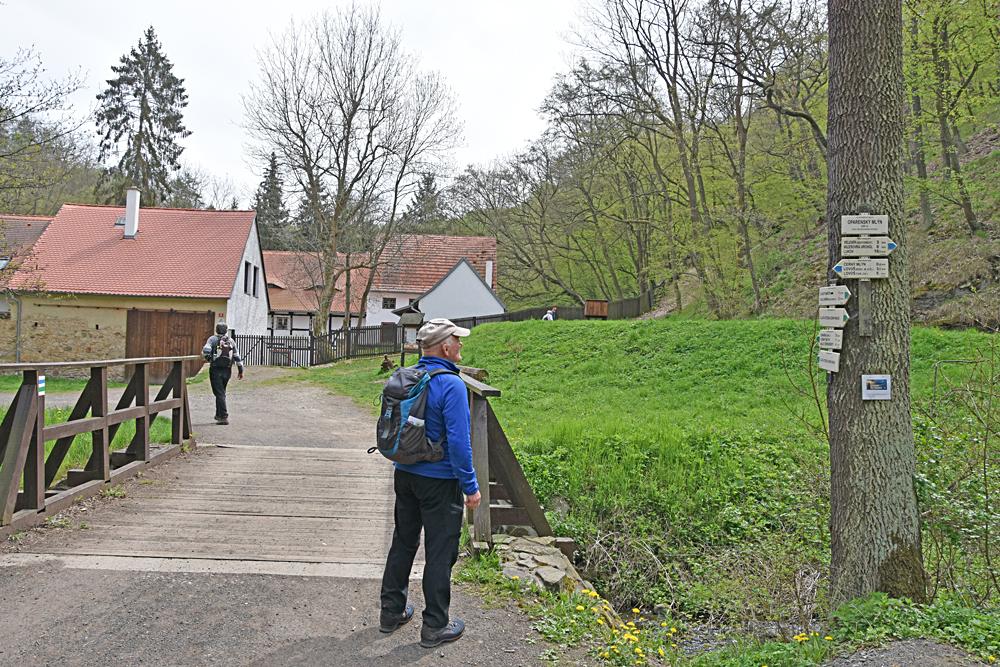 Turistick rozcest u Oparenskho mlna (esk stedoho).