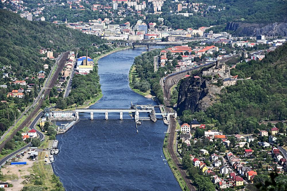 Hrad Stekov a Masarakovo zdymadlo z Vaovsk skly.