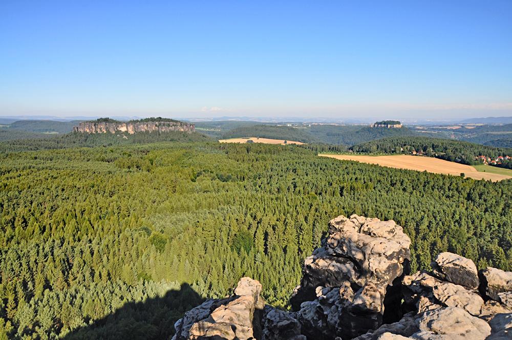 Pohled z Gohrisch na Pfaffenstein a K�nigstein.