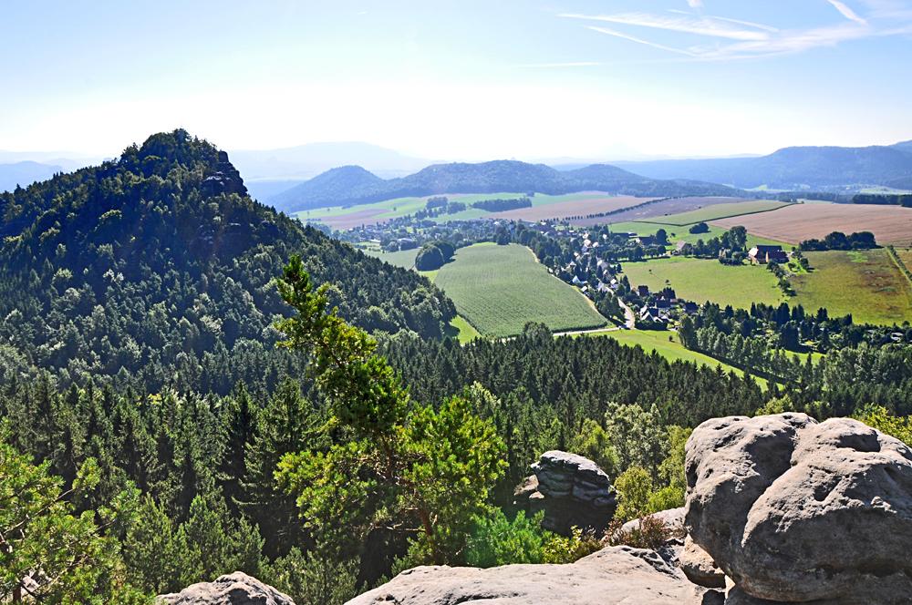 Pohled z Gohrisch proti slunci na Papstein a vesni�ku Papstdorf.