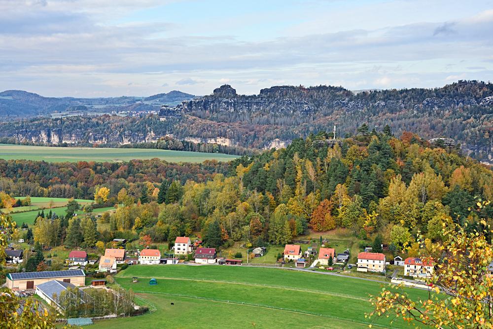 Pohled od Zirkelsteinu na vyhldku Kaiserkrone a masivy Schrammstein.