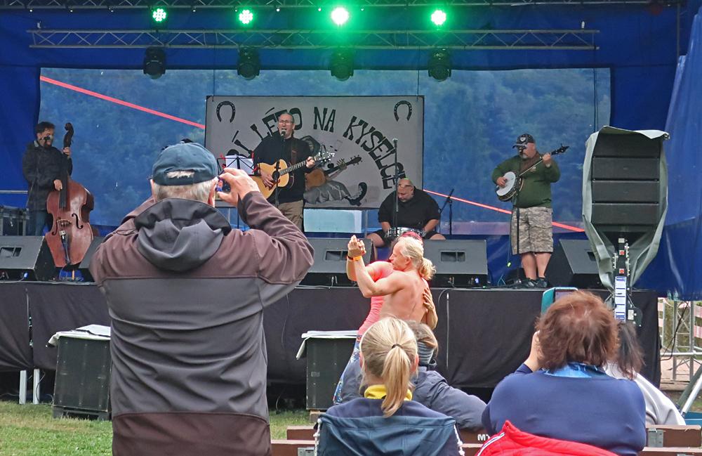 Jedna z kapel festivalu Bab lto na Kyselce se jmenovala alost. 