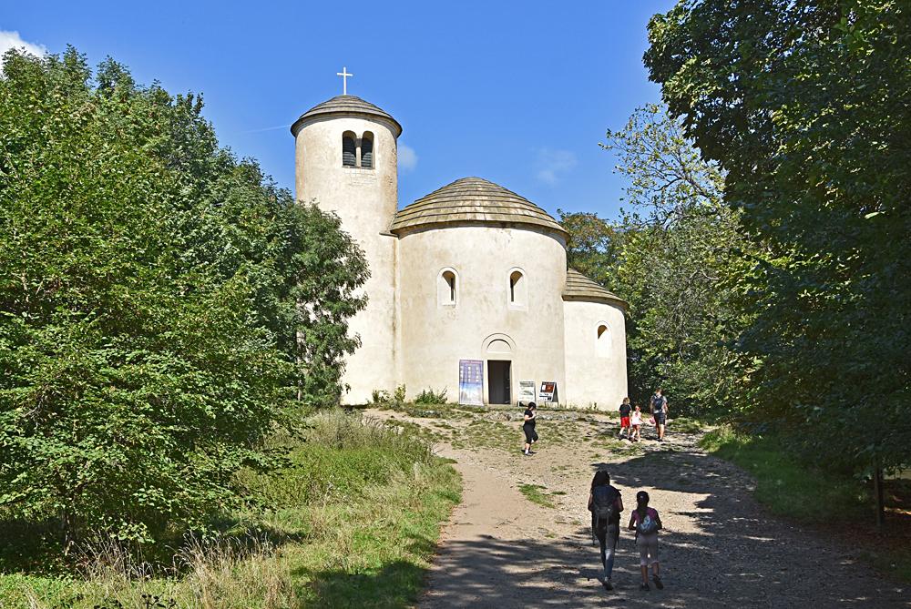 Rotunda sv. Ji a sv. Vojtcha na vrcholu hory p.