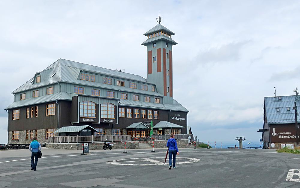 Hotel s rozhlednou na vrcholu Fichtelbergu v Erzgebirge.