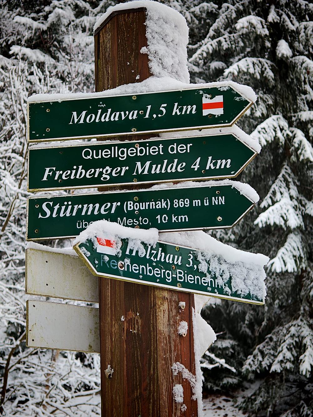 Turistick rozcestnk u hraninho pechodu v Doln Moldav.