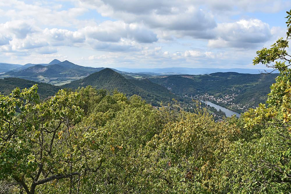 Krkav�� sk�la v �esk�m st�edoho�� - v�hled na Mile�ovku.