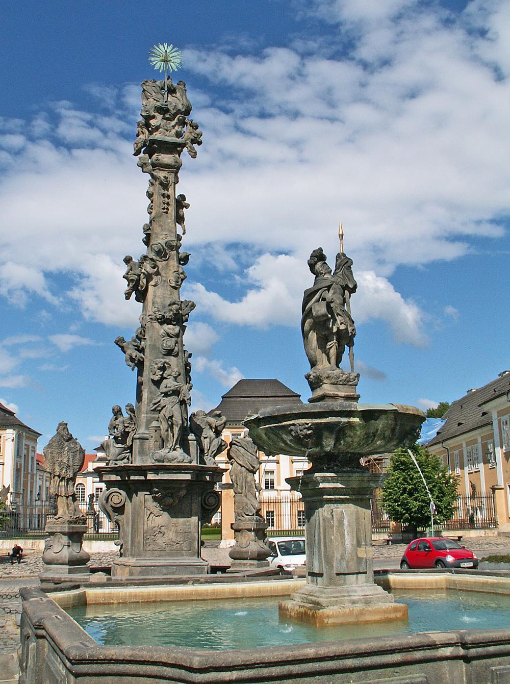 Sloup Nejsv�t�j�� Trojice na n�m�st� Republiky v Duchcov�.