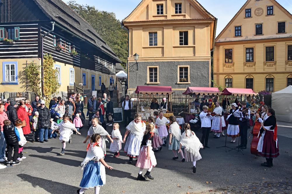 P�i jarn�m jarmarku v Zubrnic�ch v �steck�m kraji o��vaj�  zapomenut� vesnick� tradice.