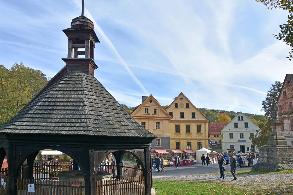 St�nka�i na zubrnick�m jarmarku nab�zej� vkusn� �emesln� v�robky.
