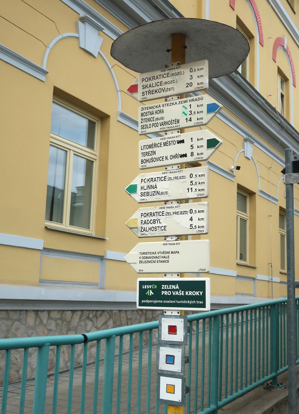 Turistick� rozcestn�k u stanice Litom��ice horn� n�dra��.