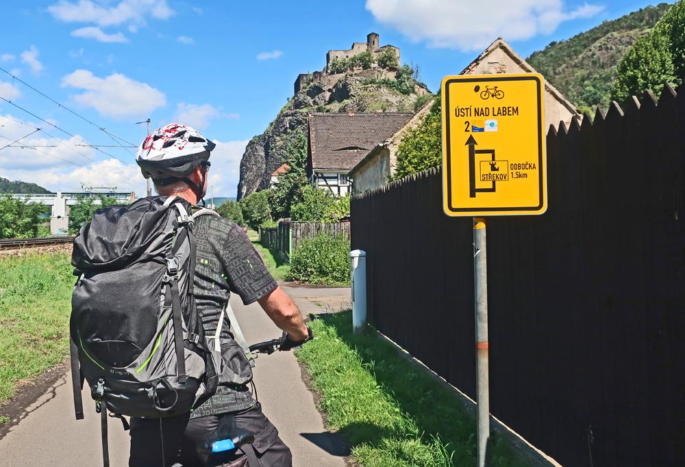 Cyklista na Labsk� cyklostezce pod hradem St�ekovem.