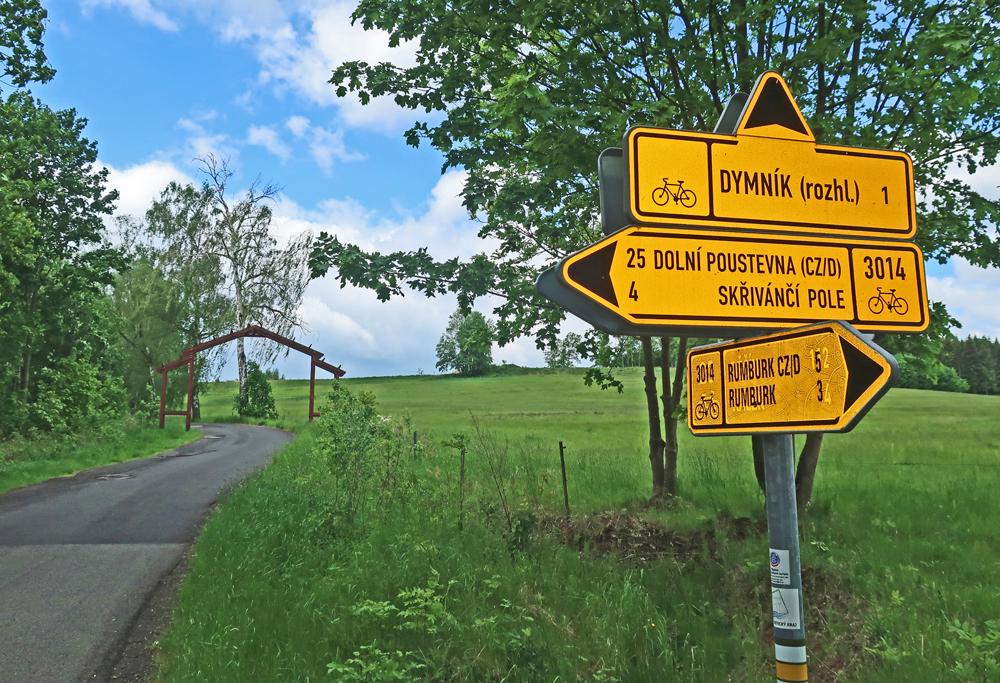 Rozcestn�k cyklotras pod Dymn�kem v �esk�m nizozem�. 