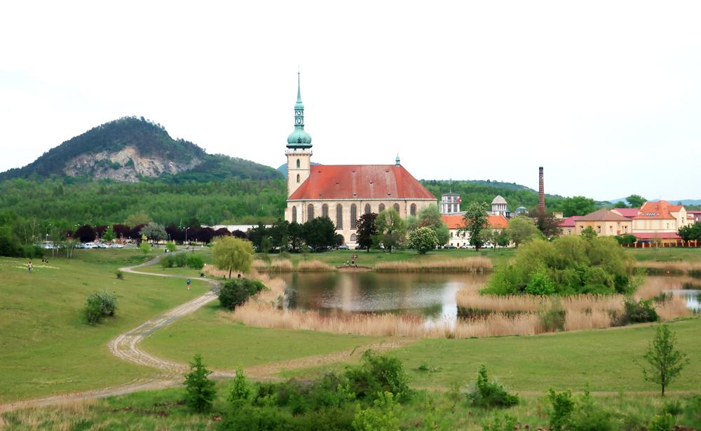Kostel Nanebevzet� Panny Marie v Most�.