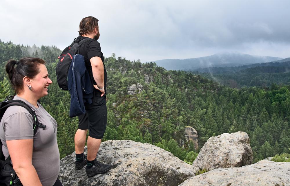 Turist� obdivuj� krajinu �itavsk�ch hor ze skaln� vyhl�dky ve skaln�m m�st� u Jonsdorfu.