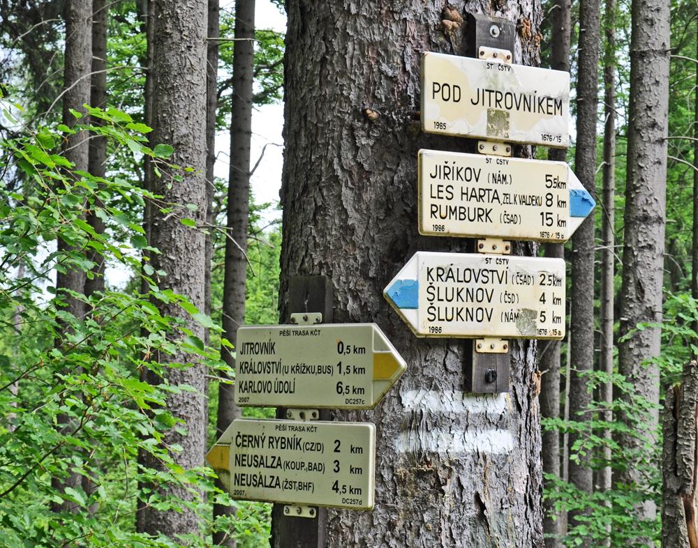 Rozcestn�k Pod Jitrovn�kem.