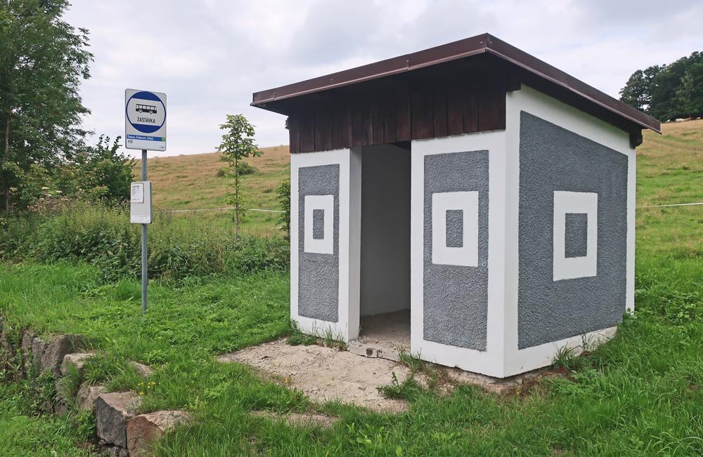 Autobusov� zast�vka pod Jitrovn�kem.