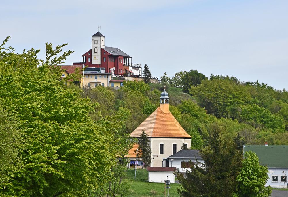 Kom��� h�rka s kapl� sv. Wolfganga (Kru�n� hory).