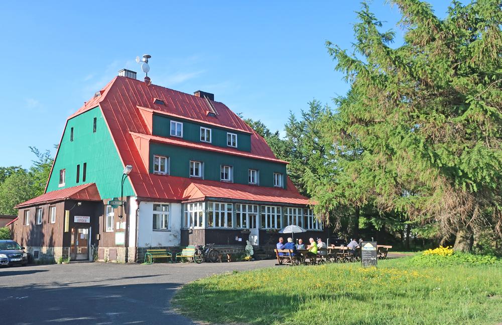 Turistick� chata Viti�ka u Nov�ho M�sta v Kru�n�ch hor�ch.