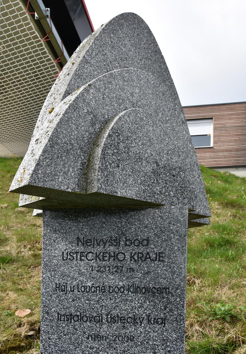 Nejvy��� bod �steck�ho kraje je instalov�n kousek pod vrcholem Kl�novce.