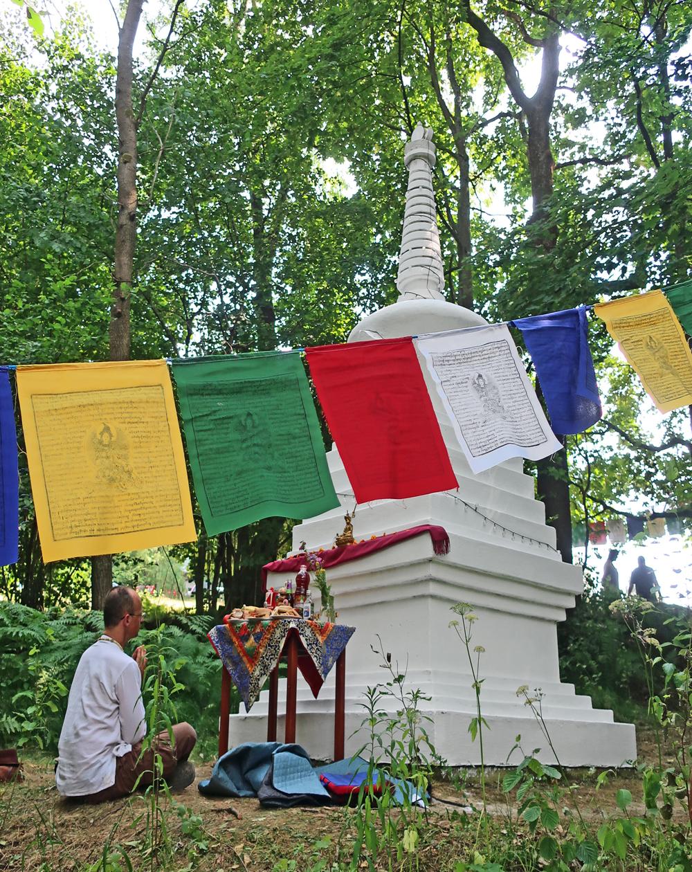 Ritu�l konan� 5. �ervna 2025 u buddhistick� st�py v p�edve�er devades�t�ch narozenin Dalajlamy.